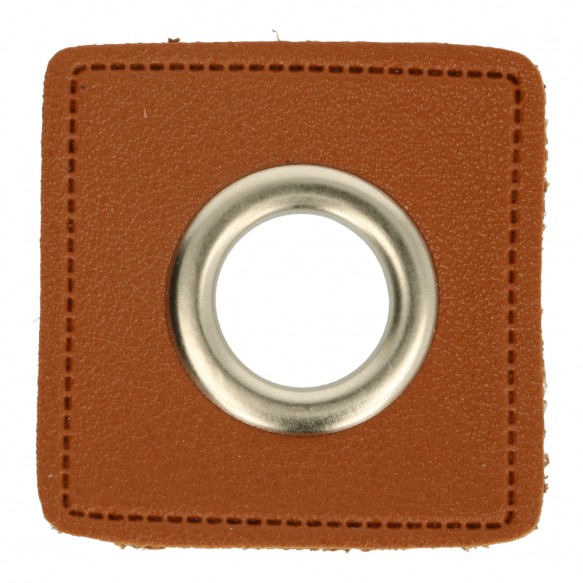 Quadratischer Kunstleder Ösen-Patch in Braun mit 14mm Silber-Öse, 42x42mm Außenmaß, ideal für Hoodies, Kordeln und Taschen-DIY.