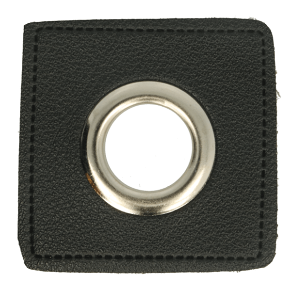 Quadratischer Kunstleder Ösen-Patch in Schwarz mit 11mm Silber-Öse, 36x36mm Außenmaß, hochwertiges Zubehör für Kordelzüge an Hoodies, Jacken und Taschen.