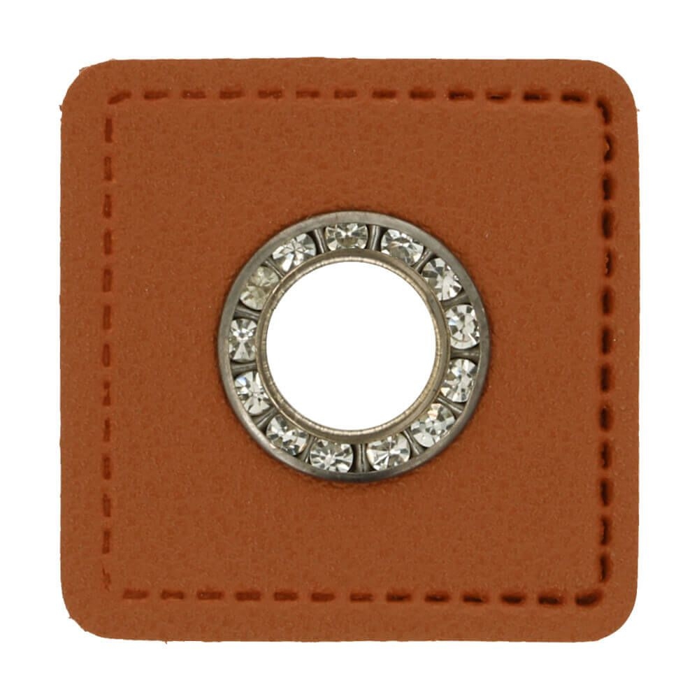 Quadratischer Kunstleder Ösen-Patch in Braun mit Strasssteinen und 11 mm Silber-Öse, 36x36 mm, funkelndes Premium-Zubehör für Hoodies, Taschen und Jacken.